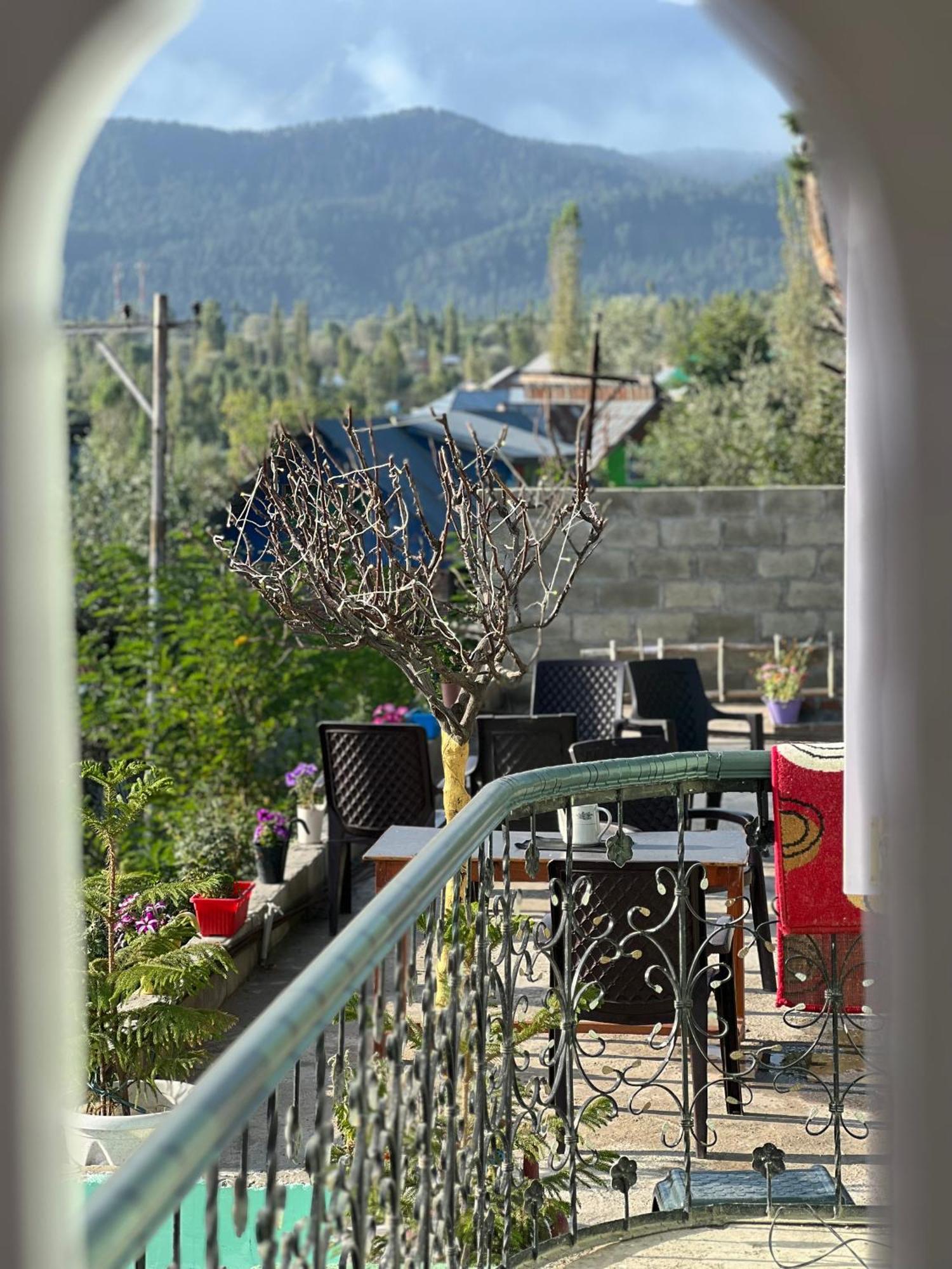 Everest Guest House Gulmarg Extérieur photo