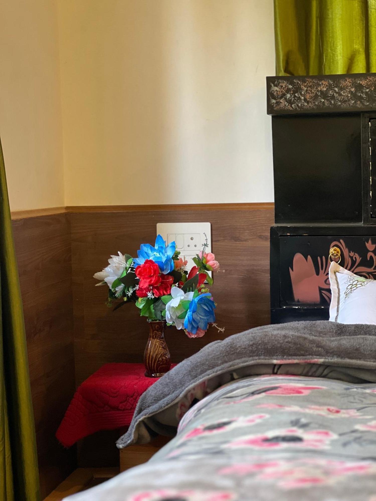 Everest Guest House Gulmarg Extérieur photo