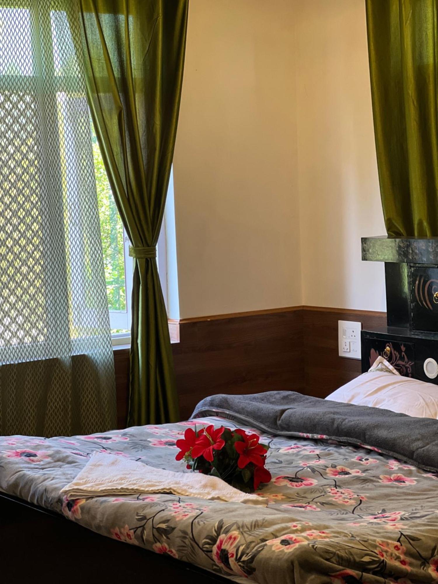 Everest Guest House Gulmarg Extérieur photo