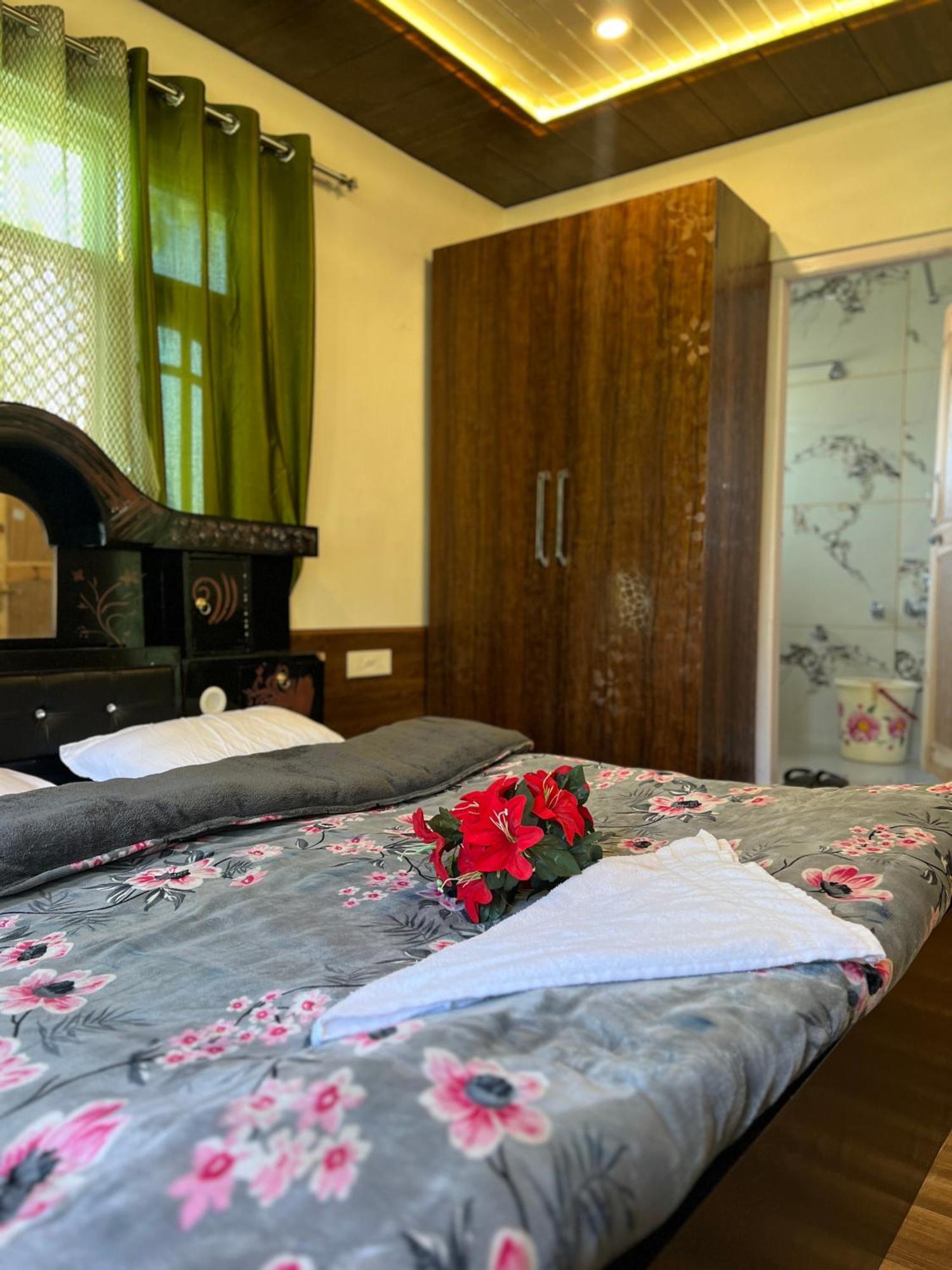 Everest Guest House Gulmarg Extérieur photo