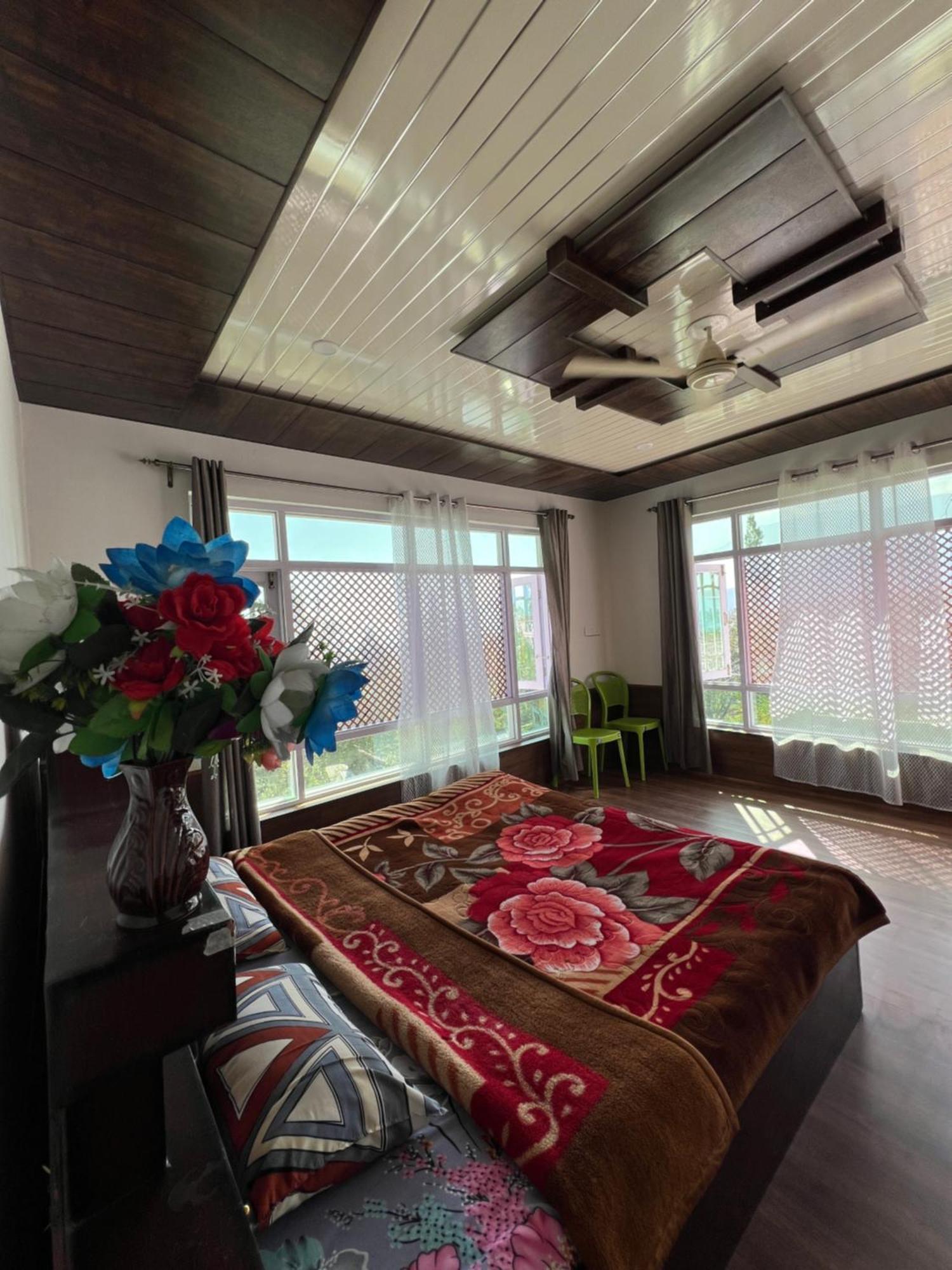 Everest Guest House Gulmarg Extérieur photo
